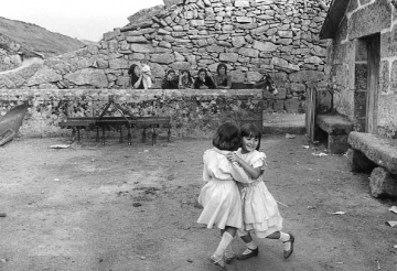 medium_01_Morgade-Serra_do_Barroso-Tràs_os_montes-août_1983-à_l_occasion_du_mariage_d_un_couple_d_émigrés-photo_Georges_Dussaud.2.jpg